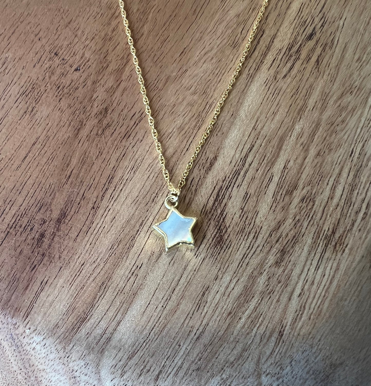 Stone Cooper Mother of pearl star necklace