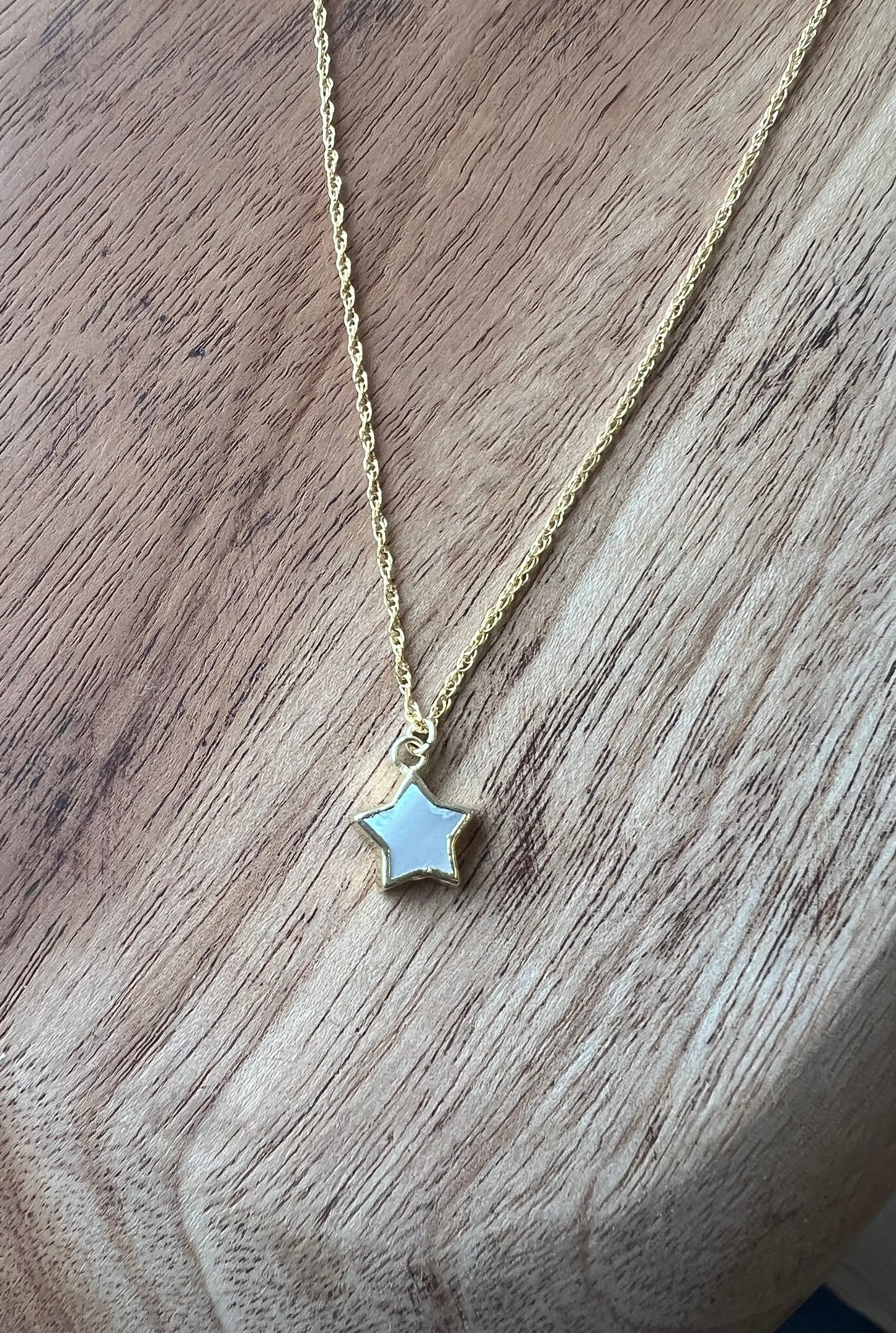 Stone Cooper Mother of pearl star necklace