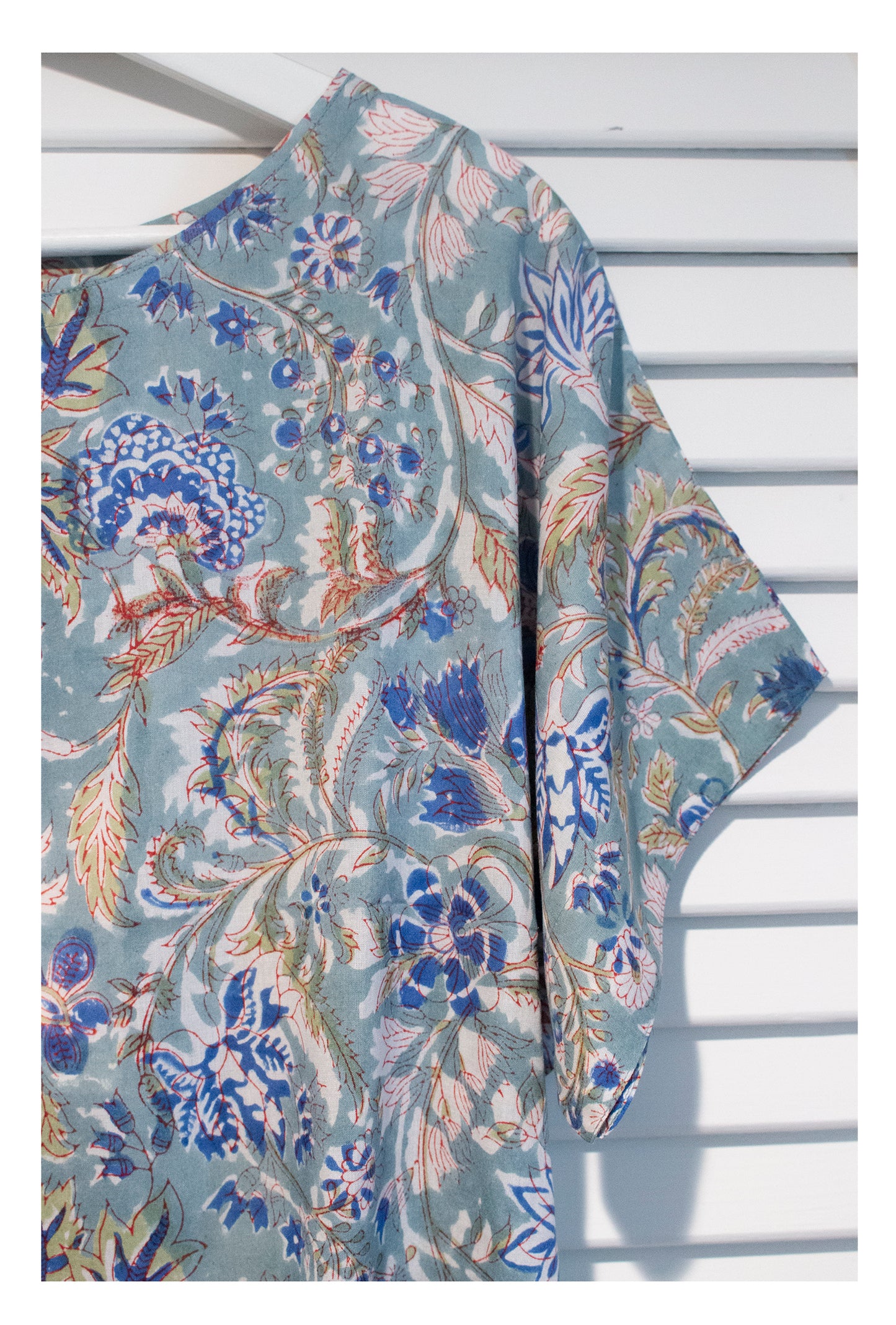 Maelu Designs box top in Pippa print. Detail view of neckline to sleeve opening